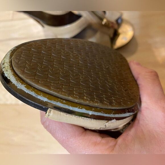 Michael Kors Berkeley T strap patent beige sandal in size 6.5 - Picture 13 of 14